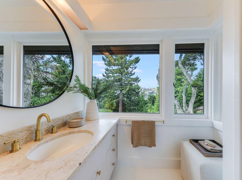 Bath with pretty vanity